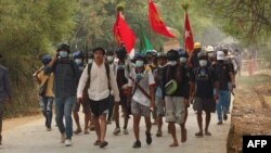 បាតុករ​មីយ៉ាន់ម៉ានាំ​គ្នា​តវ៉ា​ប្រឆាំង​នឹង​រដ្ឋប្រហារ​យោធា​ក្នុ​ងក្រុង Monywa តំបន់ Sagaing ថ្ងៃទី២៩ ខែមីនា ឆ្នាំ២០២១។ 