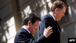 1차 미일 무역협상에 참석하기 위해 미국을 방문한 모테기 도시미쓰 경제재생상과 로버트 라이트하이저 미 무역대표부(USTR) 대표가 지난 16일 워싱턴 무역대표부 청사에 도착했다. 