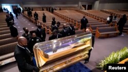 미국 텍사스주 휴스톤의 '파운틴 오브 프레이스' 교회에서 9일 경찰의 과잉 진압으로 사망한 조지 플로이드의 장례식 준비가 진행되고 있다.