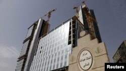 일본 홋카이도 북부 아쓰마에서 지진으로 인한 산사태가 농가 주택들을 덮쳤다.