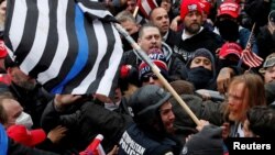 在美国国会示威的特朗普支持者与警察对峙（路透社2021年 1月6日）