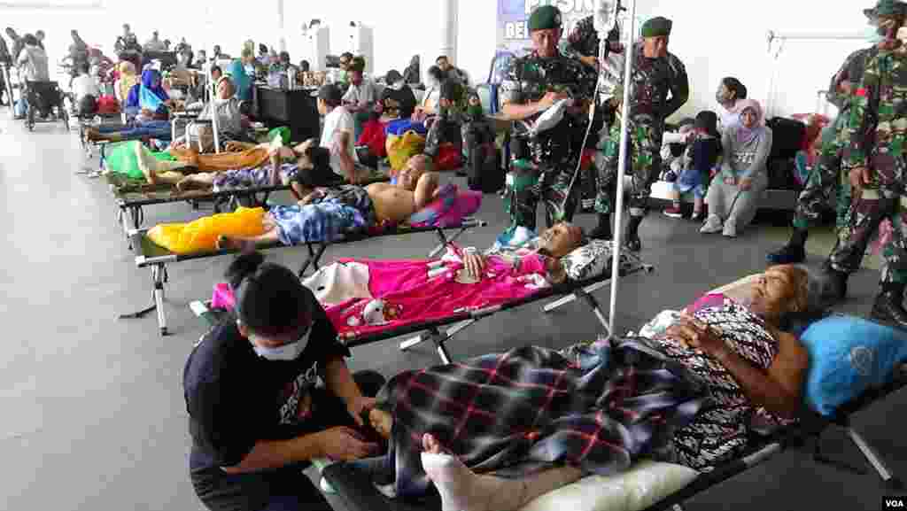 Earthquake and tsunami victims have received medical care at a temporary facility set up at the airport in Palu, Sulawesi, Indonesia, Oct. 3, 2018. Most were to be sent later to Makassar, South Sulawesi. (Y. Litha/VOA)