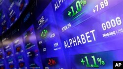 Les écrans électroniques affichent des prix de Alphabet de stock , le lundi 1 février 2016 , au Nasdaq MarketSite à New York . Alphabet , la société mère de Google , publie ses résultats trimestriels lundi. (AP Photo/Mark Lennihan)