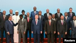 시진핑 중국 국가주석(사진 중앙)이 5일 '중국-아프리카 협력 포럼(FOCAC)'에 참석한 정상들과 연단에 서 있다. (자료사진)