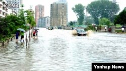 연이은 폭우로 인해 물에 잠긴 평양의 도로. 20일 조선중앙통신 홈페이지에 게재된 영상.