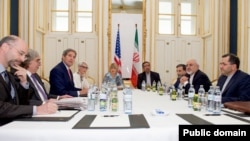 존 케리 미 국무장관과 미국 대표단(왼쪽)이 30일 오스트리아 빈에서 무함마드 자바드 자리프 이란 외무장관과 이란 대표단 (오른쪽)과 만나 핵 협상을 진행하고 있다.