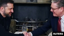 የዩክሬኑ ፕሬዝዳንት ቮልደሚየር ዜለንስኪ እና የእንግሊዙ ጠቅላይ ሚኒስትር ኪር ስታራመር (ከግራ ወደ ቀኝ ) በእንግሊዝ የካቲትቭ 22/2017 ዓ.ም