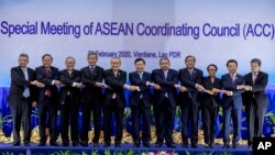 រដ្ឋមន្ត្រីការបរទេសប្រចាំប្រទេសនីមួយនៃសមាគមប្រជាជាតិអាស៊ីអាគ្នេយ៍ ដែលហៅកាត់ថាអាស៊ាន ថតរូបរួមគ្នា នៅក្នុងអំឡុងកិច្ច​ប្រជុំ​កំពូល​ពិសេសនៃក្រុមប្រឹក្សាប្រតិបត្តិអាស៊ាន នៅទីក្រុងវៀងច័ន្ទ ប្រទេសឡាវ កាលពីថ្ងៃទី២០ ខែកុម្ភៈ ឆ្នាំ២០២០។ 