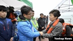 박근혜 한국 대통령이 5월 4일 팽목항을 두 번째 방문해 세월호 실종자 가족을 위로하고 있다.