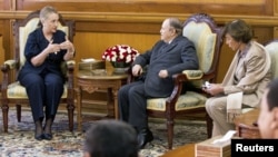 阿尔及利亚总统布特弗利卡(中)与美国国务卿克林顿在阿尔及尔会谈(2012年10月29日)
