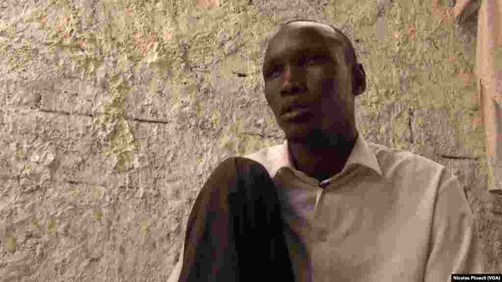 Malam Boucar Adam était enseignant avant de rejoindre Boko Haram. Il prétend n'avoir tué personne lorsqu'il servait de soignant pour les combattants de Boko Haram, Diffa, Niger, le 17 avril 2017 (VOA/Nicolas Pinault)