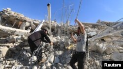 Warga mencari penyintas di reruntuhan rumah sakit yang terhantam rudal di Marat Numan, provinsi Idlib, Suriah (16/2). (Reuters/Ammar Abdullah)