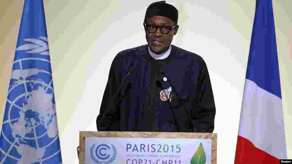 Le président Muhammadu Buhari du Nigeria prononce un discours à la Conférence mondiale sur le changement climatique 2015 (COP21) au Bourget, près de Paris, France, 30 novembre 2015.