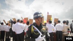 រូបឯកសារ៖ កងកម្លាំង​សន្តិសុខ​ធ្វើ​ល្បាត​ ខណៈ​ពេល​ប្រជាជន​រង់ចាំ​ទទួល​ស្វាគមន៍​ការ​មក​ដល់​របស់​ប្រធានាធិបតី​ចិន​លោក​ Xi Jinping នៅ​ក្រុង​ភ្នំពេញ នា​ថ្ងៃ​ទី​១៣ ខែ​តុលា ឆ្នាំ​២០១៦។ លោក​ប្រធានា​ធិបតី​ចិន​ Xi Jinping​ ​បាន​ធ្វើ​ដំណើរ​មក​ដល់​ប្រទេស​កម្ពុជា​ហើយ នៅ​ថ្ងៃ​ព្រហស្បតិ៍នេះ​ ​ក្នុង​ដំណើរ​ទស្សនកិច្ច​ក្នុង​ប្រទេស​កម្ពុជា​រយៈ​ ​ពេល​ពីរ​ថ្ងៃ​ក្នុងប្រទេស​កម្ពុជា​។​ ​លោក​គ្រោងនឹង​ជួប​ព្រះ​មហាក្សត្រ​កម្ពុជា​និង​ថ្នាក់​ដឹក​នាំ​រដ្ឋាភិបាល​មួយ​ចំនួន​ផង​ដែរ ហើយ​នា​ល្ងាច​នេះ​លោក​Xi ​គ្រោង​នឹង​ចុះ​ហត្ថលេខា​ចំនួន​២៨​ចំនុច​ជា​មួយ​រដ្ឋាភិបាល​កម្ពុជា។ (ឡេង ឡែន/VOA)