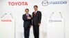 Presiden Toyota, Akio Toyoda (kiri) dan Presiden Mazda Masamichi Kogai dalam konferensi pers di Tokyo (foto: dok). 