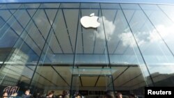 人们在杭州苹果专卖店外排队，等候购买苹果手机新品iPhone 11。 2019年9月20日资料照。