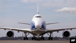 Un nouvel avion cargo Boeing 787-8 appartenant à des taxis AirBridgeCargo après son atterrissage le vendredi 7 octobre 2016 à l'aéroport international de Seattle-Tacoma, à SeaTac, Washington. (AP Photo / Elaine Thompson) 