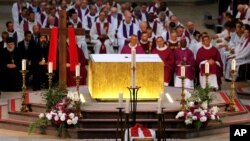 Upacara pemakaman bagi Pastor Jacques Hamel di gereja katedral Rouen, Normandy, Perancis hari Selasa (2/8). 