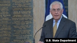 លោក​ Rex Tillerson រដ្ឋមន្ត្រី​ការបរទេស​អាមេរិក​ ថ្លែង​សុន្ទរកថា​នៅ​ក្រសួង​ការបរទេស​កាល​ពី​ថ្ងៃទី​៥ ខែឧសភា។