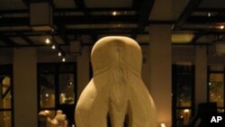 រូប​ចម្លាក់​ថ្ម​បែប​សម័យ​ទំនើប​ ១​ ដុំ ក្នុង​ចំណោម ​២៦ ​ដុំ ​ដែល​បាន​ដាក់​តាំង​បង្ហាញ​នៅ​សាល​តាំង​ពិព័រណ៍​របស់​សកល​វិទ្យាល័យ​ភូមិន្ទ​វិចិត្រ​សិល្បៈ​ក្នុង​ទីក្រុង​ភ្នំពេញ​ ។​