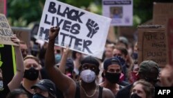 Para pemrotes memegang spanduk "Black Lives Matter" dalam sebuah demonstrasi kematian George Floyd oleh Kepolisian Minneapolis pada 19 Juni 2020 di New York. (Foto: AFP)