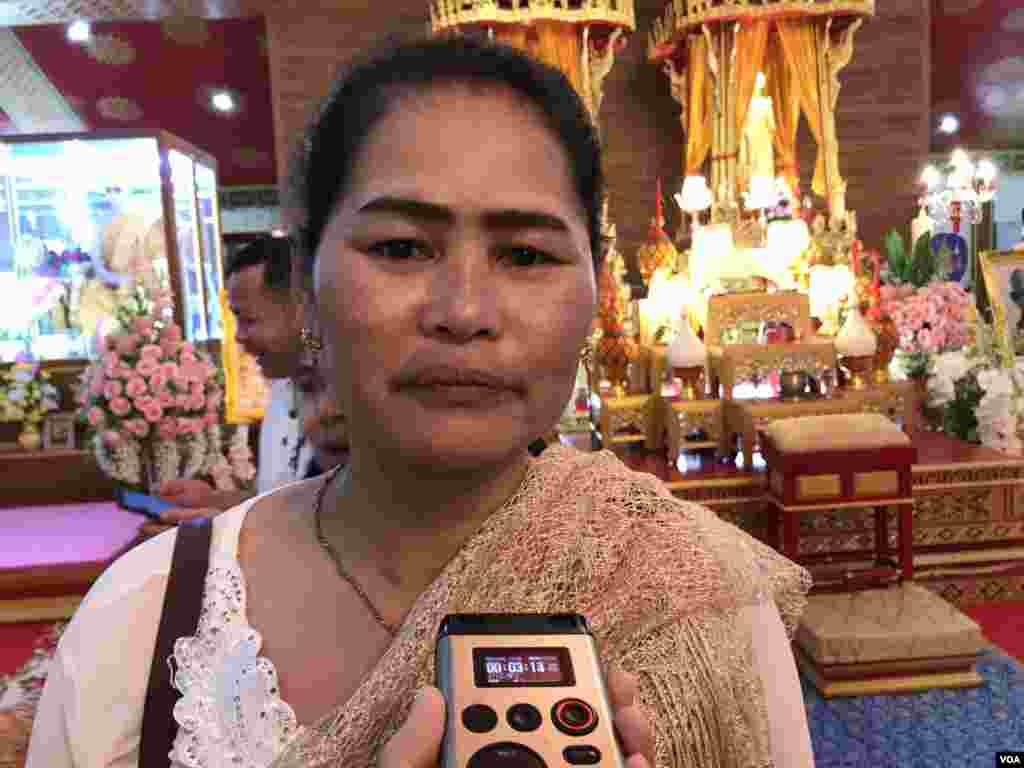 អ្នកស្រី​ ឆាន់ សារ៉ន​ ពលករ​ខ្មែរ​មួយ​រូប​ដែល​​ធ្វើការ​នៅ​រោងចក្រ​មួយ​ នៅ​ខេត្តអយុធ្យា​ និយាយ​ជាមួយVOA ក្នុង​ពេល​ប្រារព្ធ​ពិធី​បុណ្យ​ភ្ជុំបិណ្ឌ នៅ​វត្ត​ស៊ីសុដារ៉ាម ក្នុង​ទីក្រុង​បាងកក នៅ​ថ្ងៃទី​២២​ ខែ​កញ្ញា ឆ្នាំ​២០១៩។ (កាន់ វិច្ឆិកា/VOA)