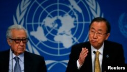 Sekjen PBB Ban Ki-moon (kanan) dan utusan PBB dan Liga Arab untuk Suriah, Lakhdar Brahimi (kiri) saat konferensi pers seusai pembicaraan damai Jenewa-2 di Montreux, Swiss (22/1).