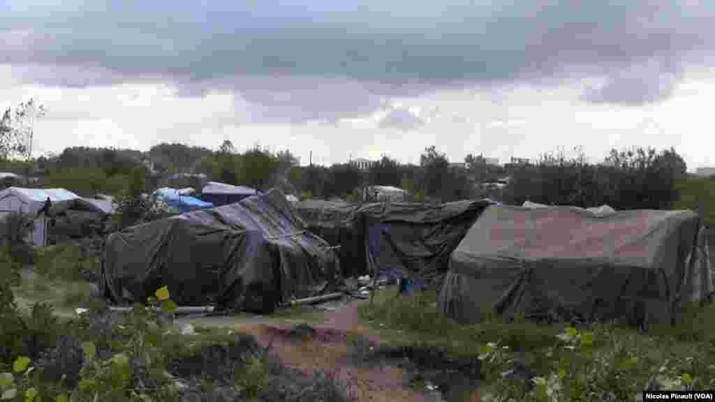 Vue de la &quot;jungle&quot;. Ce camp est situé aux abords de Calais dans le nord de la France, 14 octobre 2015 (Nicolas Pinault/VOA).