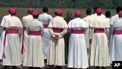 Les évêques camerounais à l’aéroport de Yaoundé, Cameroun, 14 septembre 1995.