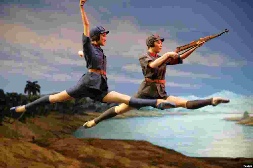 2009年9月26日，为庆祝中华人民共和国建立60周年，中国芭蕾舞团在天津表演芭蕾舞剧《红色娘子军》。 &ldquo;文革&rdquo;中，江青之流封杀了古今中外大量文艺作品，搞得全国百姓处于只能看八个&ldquo;样板戏&rdquo;的文化荒漠状态，遂有&ldquo;八亿人口八个戏&rdquo;之民怨。而江青却耗费国家大量外汇进口海外作品，自己享用，并用于拉拢所需要的人。据说江青对其死党表示亲近的重要手段就是请其看内部片子。