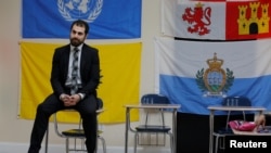 Nadeem Mazen, seorang Muslim dan pendiri JetPAC sedang mengajas di kelas Pemerintahan di SMU Islam Al-Noor, di Mansfield, Massachusetts, 2 Februari 2017.