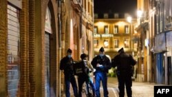 신종 코로나바이러스 재확산으로 야간 통행금지령이 내려진 프랑스 툴루즈에서 24일 경찰관들이 배달원을 검문하고 있다.