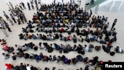 រូបឯកសារ៖ អ្នកនេសាទ​ ដែល​ត្រូវ​បាន​ជួយ​សង្រ្គោះ​ពី​ទូក​នេសាទ​ថៃ ទទួលទាន​អាហារ​ពេល​ព្រឹក​នៅ​អាគារ​មួយ​ ក្នុង​សង្កាត់​ជ្រោយចង្វារ ក្រុង​ភ្នំពេញ​ នៅ​ថ្ងៃ​ទី១៨ ខែ​មិថុនា ឆ្នាំ​២០១៥។