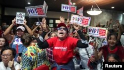 រូបឯកសារ៖​ អ្នកគាំទ្រ​គណបក្ស​ភឿថៃ ​បង្ហាញ​ប្រតិកម្ម​ បន្ទាប់​ពី​ឃើញ​លទ្ធផល​បឋម​​អំឡុងពេល​បោះឆ្នោត​ជាតិ​នៅ​ក្រុង​បាងកក​ ប្រទេស​ថៃ កាល​ពី​ថ្ងៃ​ទី២៤ ​ខែ​មីនា​ ឆ្នាំ​២០១៩។ 