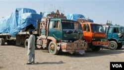Truk-truk pembawa perbekalan NATO berjajar di pos perbatasan di wilayah Khyber, Pakistan karena pihak berwenang Pakistan memblokade jalur ke Afghanistan.