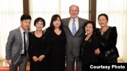 미국의 조지 부시 전 대통령이 지난 2014년 10월 북한 인권법 10주년을 맞아 탈북민 5 명을 초청해 환담을 나눴다. 왼쪽부터 김조셉, 최한나, 조진혜, 조지 부시 전 대통령, 엄 모 목사, 그레이스 김 씨.