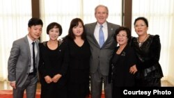 미국의 조지 부시 전 대통령이 지난해 10월 북한 인권법 10주년을 맞아 탈북민 5 명을 초청해 환담을 나눴다. 왼쪽부터 김조셉, 최한나, 조진혜, 조지 부시 전 대통령, 엄 모 목사, 그레이스 김 씨.