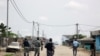 Des gendarmes en patrouille dans le quartier des Cocotiers près du siège de la Radiodiffusion Télévision Gabonaise (RTG) à Libreville le 7 janvier 2019. (Photo Steve JORDAN / AFP)