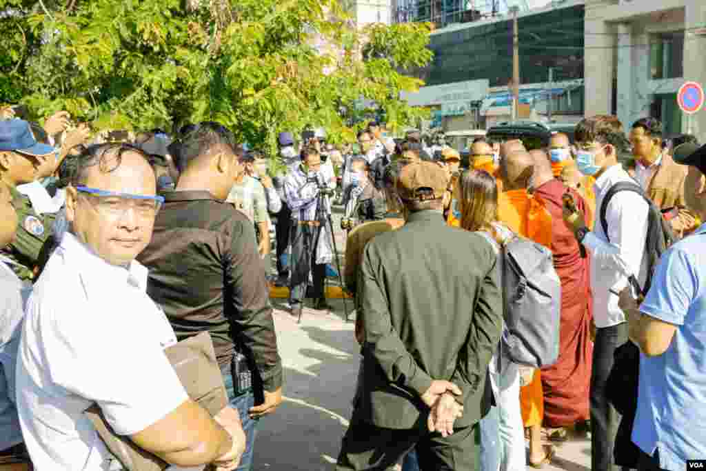 ទិដ្ឋភាព​នៃ​ការ​ជួបជុំ​ ដើម្បី​​ប្រារព្ធ​ខួប​បួន​ឆ្នាំ​នៃ​ឃាតកម្ម​លើ​លោក​ កែម​ ឡី នៅ​បរិវេណ​ស្ថានីយ៍​ប្រេងឥន្ធនៈ​កាល់តិច​ ស្តុប​បូកគោ​ រាជធានី​ភ្នំពេញ​ ថ្ងៃ​ទី​៨ ខែក្កដា​ ឆ្នាំ២០២០។ (ហ៊ាន សុជាតា​/វីអូអេ)