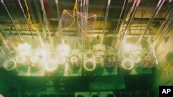 북한 영변 핵 시설에 냉각수조에 폐연료봉이 들어있다. 지난 1996년 촬영한 사진. (자료사진)