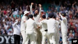 معین علي د انګلستان د لوبډلې مسلمان لوبغاړی دی. 