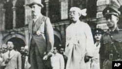 首任总统苏瑞泰（中）和末代总督兰斯（左）在缅甸独立仪式上