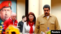 Presiden Venezuela Nicolas Maduro (kanan) dan istrinya Cilia Flores mengunjungi makam mendiang presiden Hugo Chavez dalam upacara mengenang lima bulan mangkatnya presiden tersebut di pemakaman militer 4F, Caracas (5/8). 