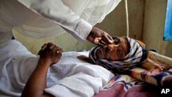 Seorang pasien hepatitis C dirawat di sebuah rumah sakit di Darfur utara, Sudan (foto: dok). Sekitar 118 juta orang di seluruh dunia terinfeksi Hepatitis C. 