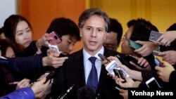 한국을 방문 중인 토니 블링큰 미국 국무부 부장관이 9일 외교부 청사에서 조태용 한국 외교부 1차관을 면담한 뒤 기자들의 질문에 답하고 있다.