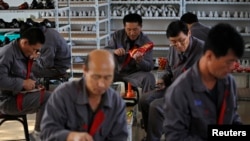 지난 2012년 중국 랴오닝성 단둥의 한 마을에서 북한 노동자들이 신발을 만들고 있다. (자료사진)