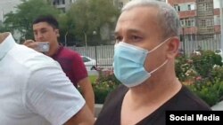 Bobomurod Abdullayev sud binosiga keltirilmoqda, Bishkek, Qirg'iziston