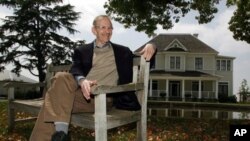 In his poems, US Poet Laureate Philip Levine draws upon his own past experiences as a factory worker.