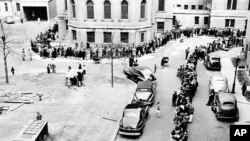 Antrean panjang penduduk New York untuk mendapatkan vaksinasi cacar di Bronx, New York, 14 April 1947, sebagai ilustrasi. (Foto: AP)
