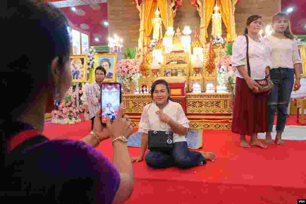 ពលរដ្ឋ​ខ្មែរ​ដែល​កំពុង​ធ្វើការ​នៅ​ប្រទេស​ថៃ កំពុង​ថត​រូប​ក្នុង​ពិធី​បុណ្យ​ភ្ជុំបិណ្ឌ​ នៅ​វត្ត​ស៊ីសុដារ៉ាម ក្នុង​ទីក្រុង​បាងកក នៅ​ថ្ងៃទី​២២​ ខែ​កញ្ញា ឆ្នាំ​២០១៩។ (កាន់ វិច្ឆិកា/VOA)